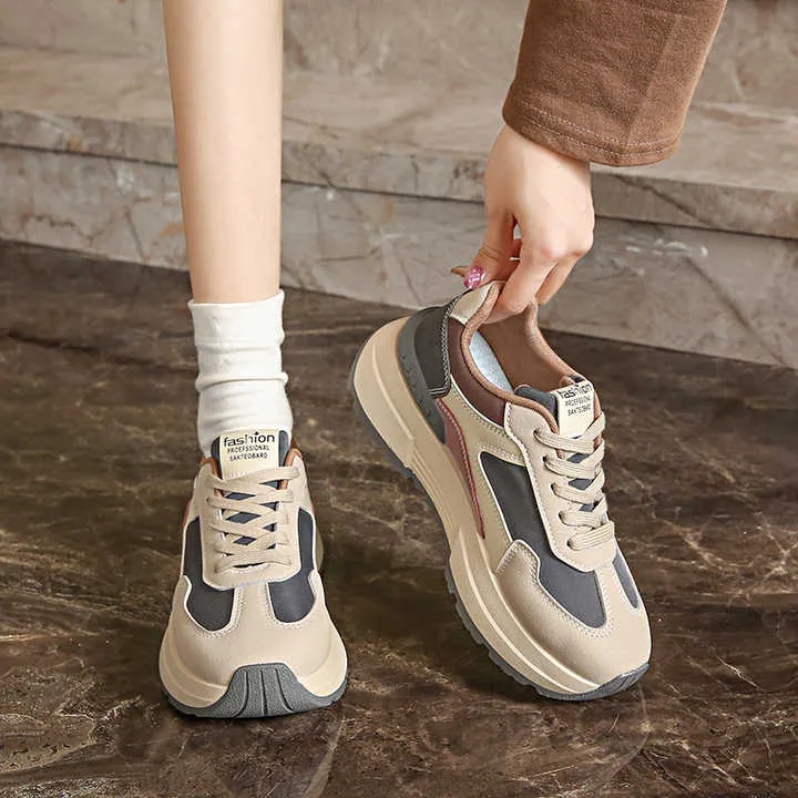 أحذية مناسبة رياضية جديدة بسعر منخفض للنساء New low price sports shoes for women .